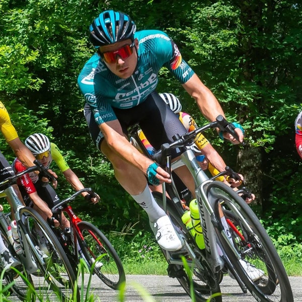 Zu sehen ist ein Rennradfahrer auf seinem Fahrrad.