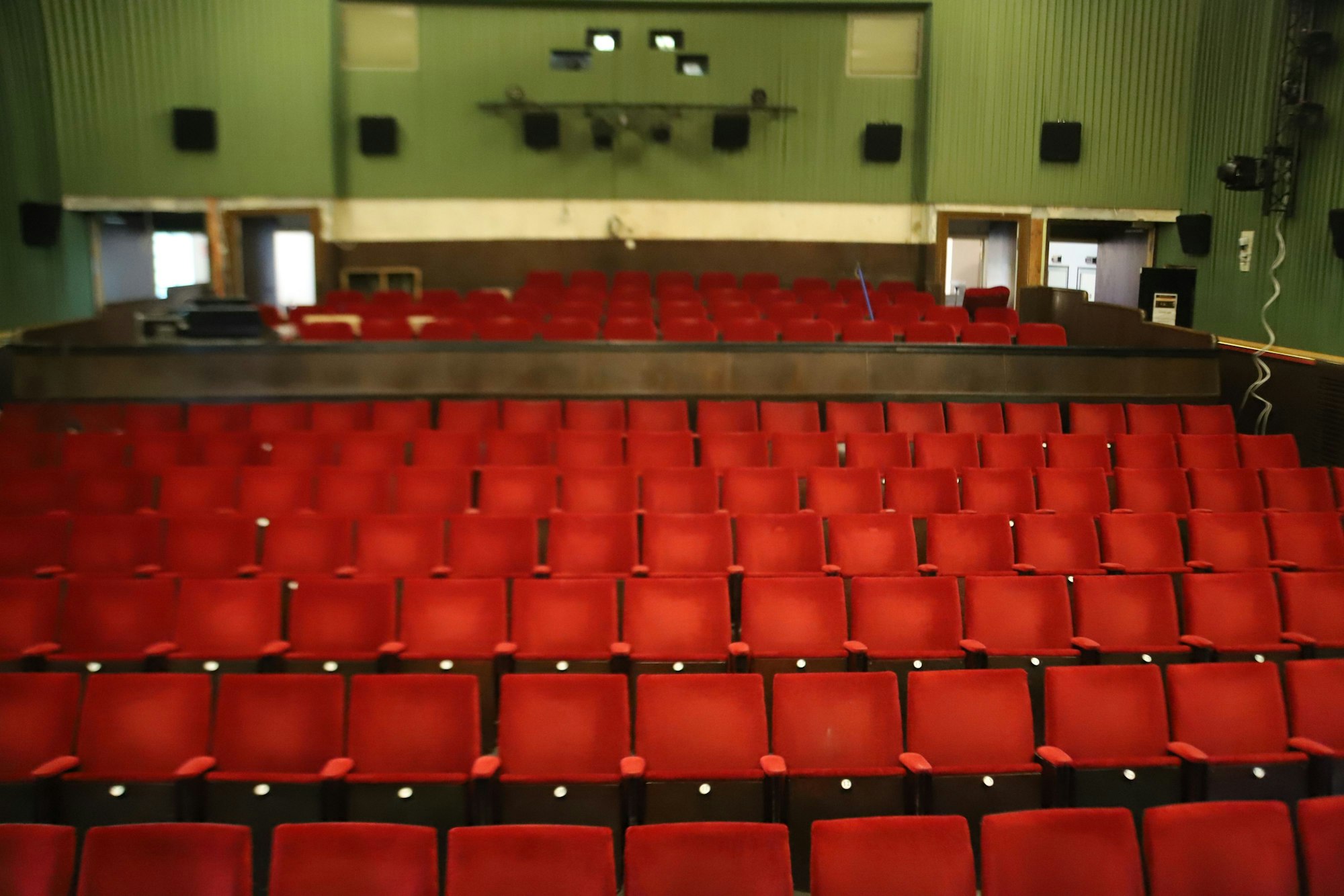 Das denkmalgeschützte Kino in Hennef besticht durch seine altehrwürdige Einrichtung.