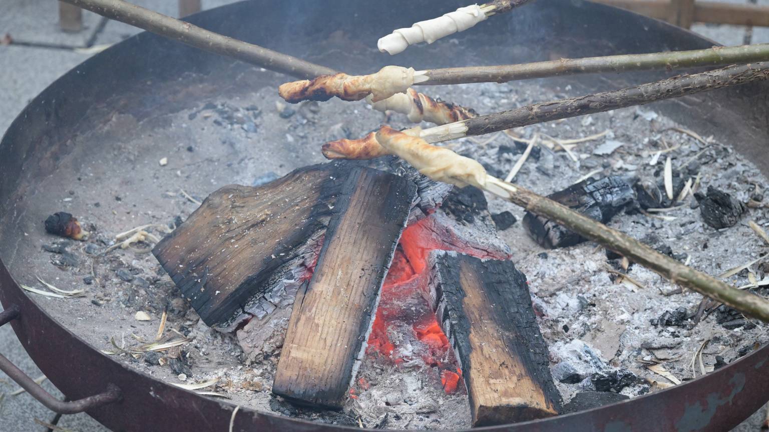 Stockbrotbacken am Lagerfeuer beim Martini Markt