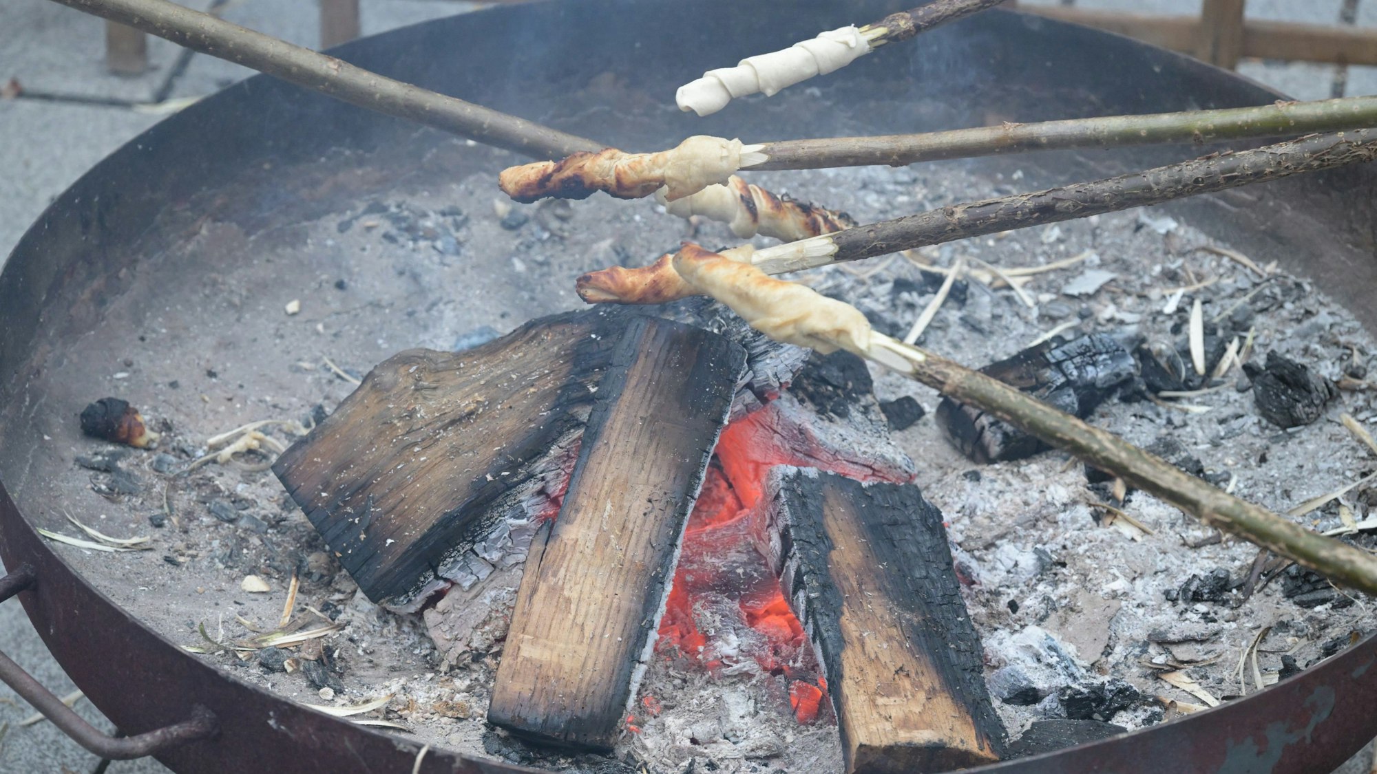 Stockbrotbacken am Lagerfeuer beim Martini Markt