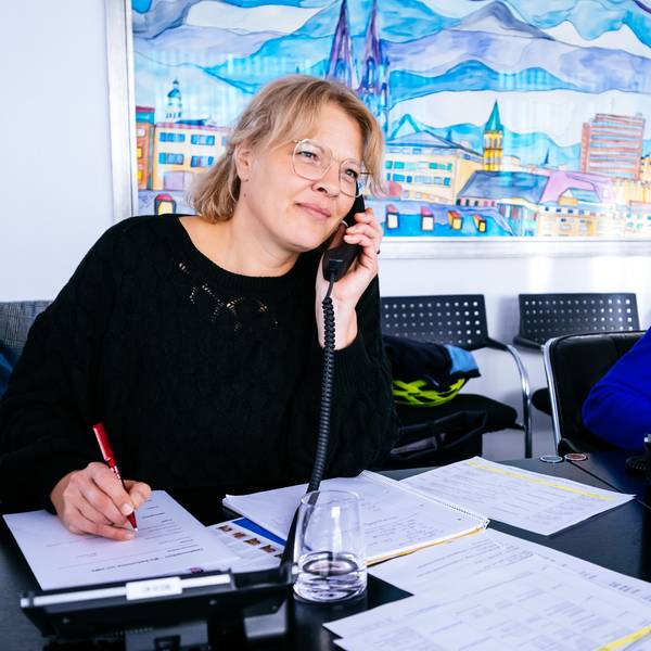 Emsig beschäftigt sind die Experten bei der Telefonaktion der Rundschau-Altenhilfe. Hier: Meike Köster (links) und Elisabeth Igelmund-Schmidt.