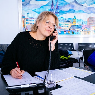 Emsig beschäftigt sind die Experten bei der Telefonaktion der Rundschau-Altenhilfe. Hier: Meike Köster (links) und Elisabeth Igelmund-Schmidt.