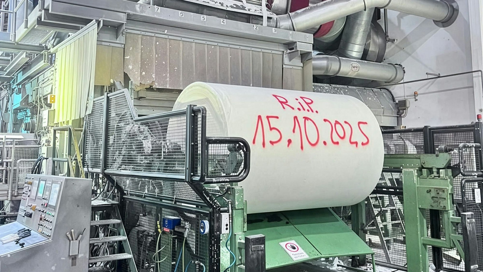 Das Bild zeigt die Papierfabrik von Fasana. Auf die letzte Rolle haben Mitarbeitende „RiP“ geschrieben.