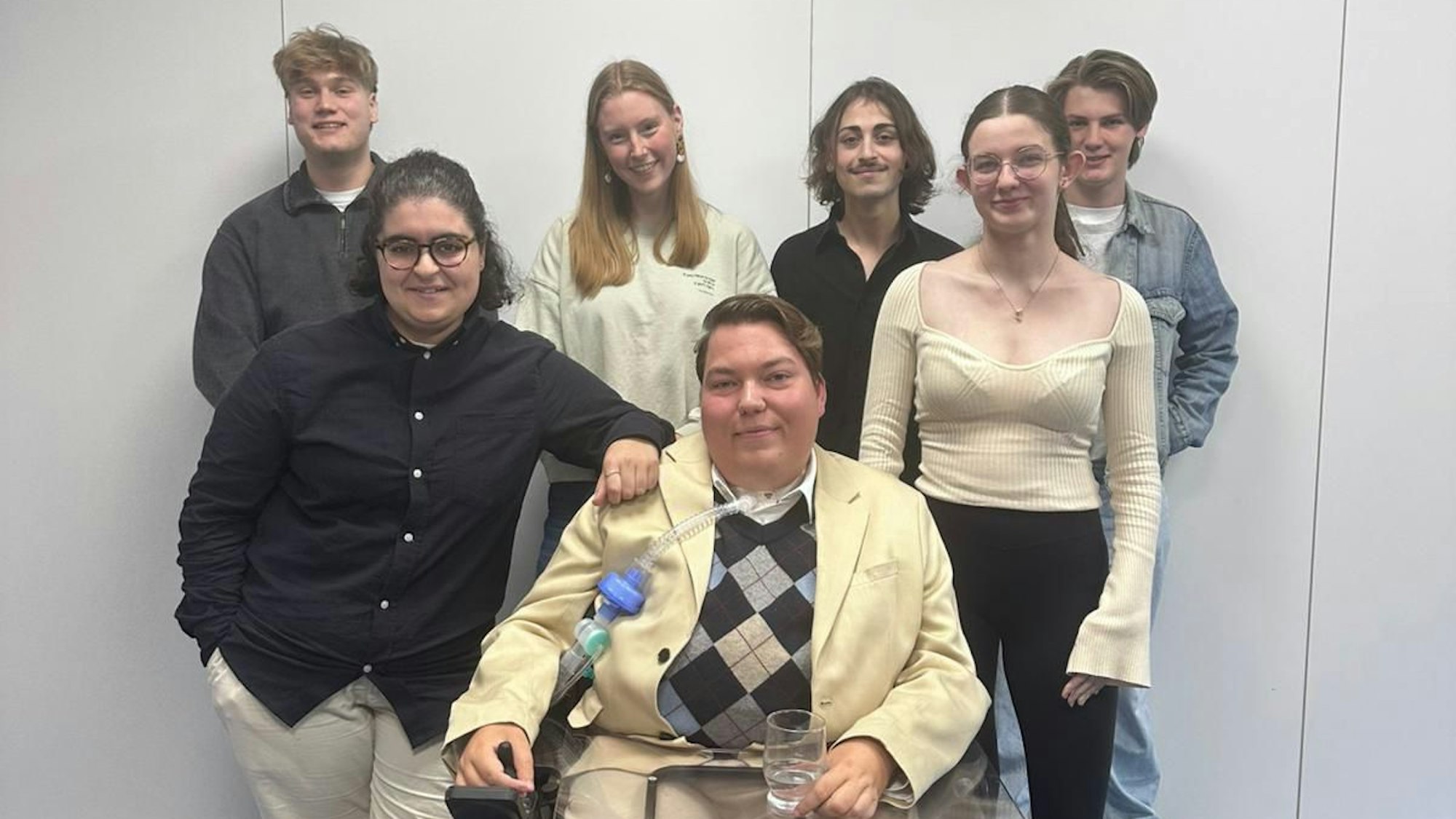 Zu sehen ist eine Gruppe junger Menschen.