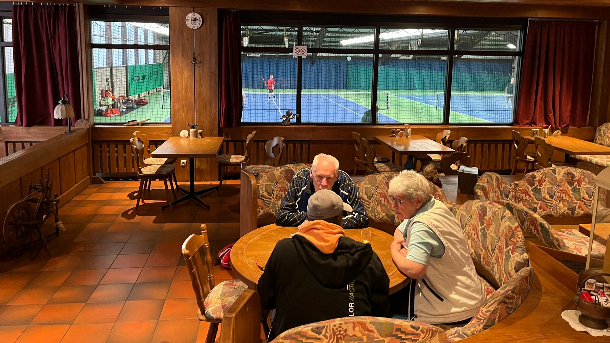 Zum rustikalen Ambiente gehört der Blick auf die Tennisplätze.