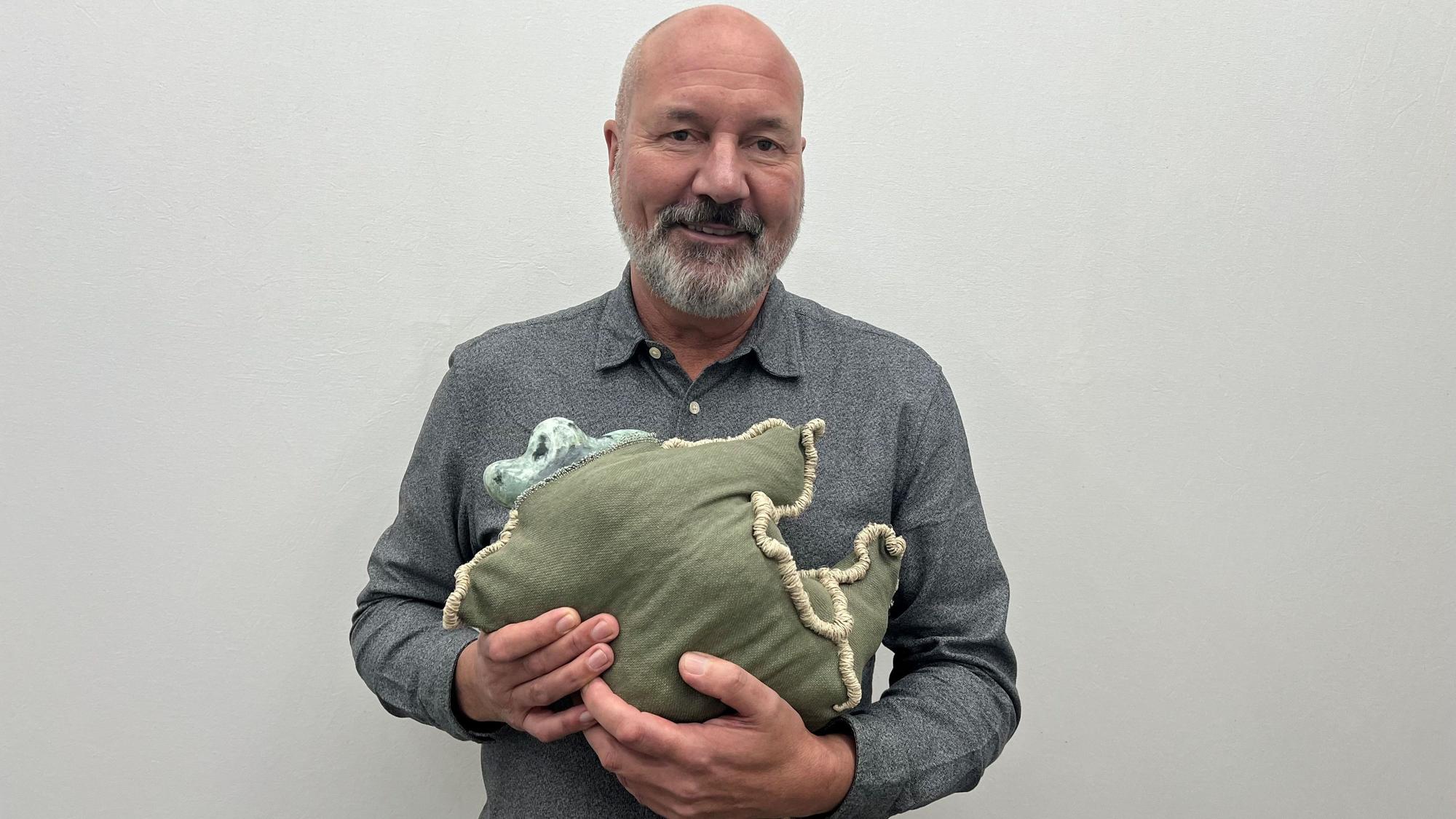 Dietmar Frings hat mit 55 Jahren sein Studium der Bildhauerei begonnen. Ihn interessieren Materialverbindungen wie etwa Stoff und Stein, die er zu wesenhaften Objekten verarbeitet.