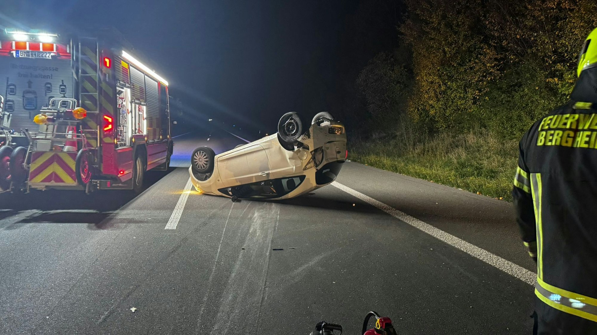 Nach dem Auffahrunfall blieb der Kleinwagen überschlagen auf der Fahrbahn liegen – die A61 war zeitweise voll gesperrt.