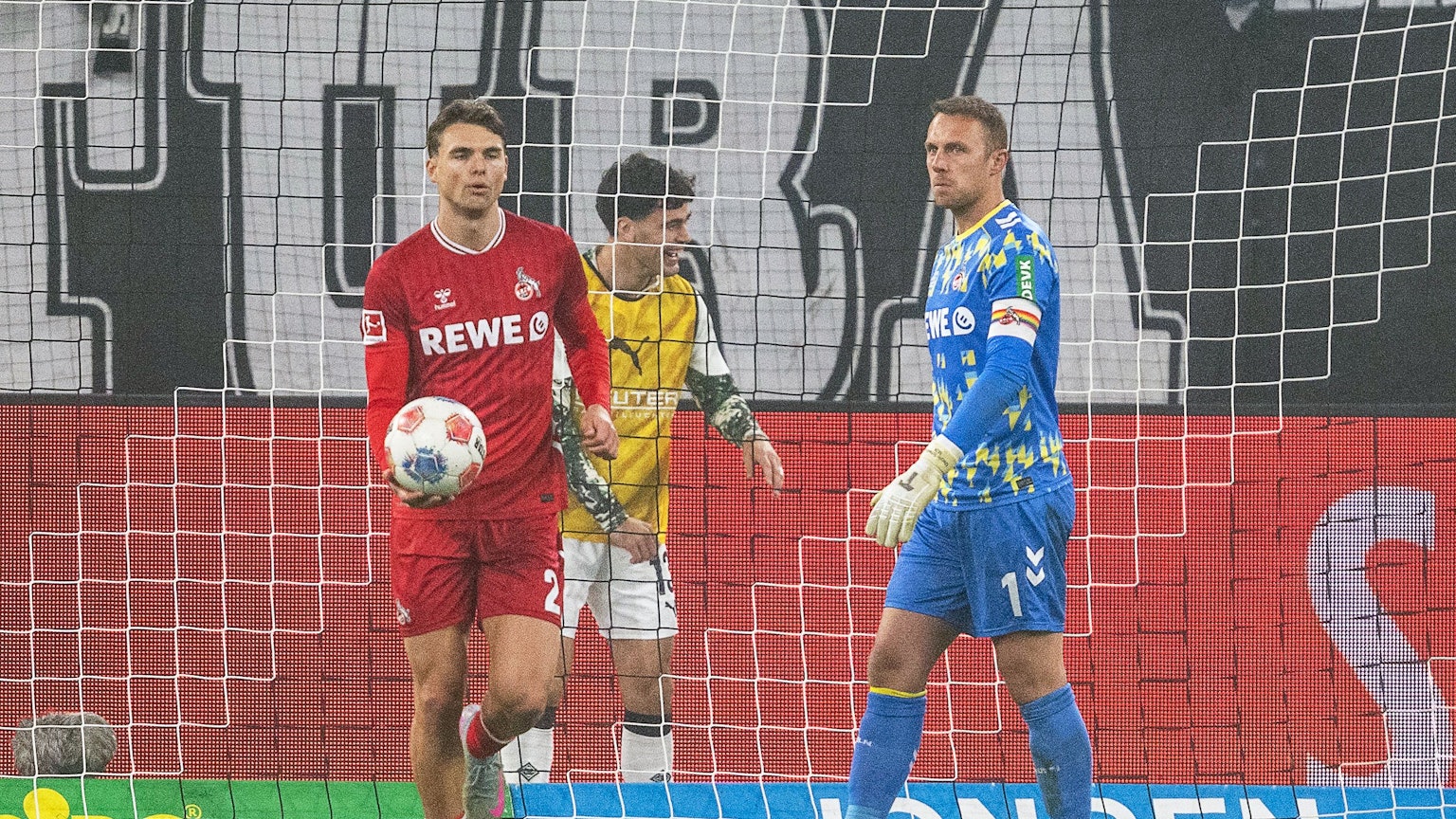 08.11.2025, Nordrhein-Westfalen, Mönchengladbach: Fußball: Bundesliga, Borussia Mönchengladbach - 1. FC Köln, 10. Spieltag, Stadion im Borussia-Park. Joël Schmied (l, 1. FC Köln) und Torwart Marvin Schwäbe (1. FC Köln) reagieren nach Gladbachs Tor zum 3:0. Foto: David Inderlied/dpa - WICHTIGER HINWEIS: Gemäß den Vorgaben der DFL Deutsche Fußball Liga bzw. des DFB Deutscher Fußball-Bund ist es untersagt, in dem Stadion und/oder vom Spiel angefertigte Fotoaufnahmen in Form von Sequenzbildern und/oder videoähnlichen Fotostrecken zu verwerten bzw. verwerten zu lassen. +++ dpa-Bildfunk +++