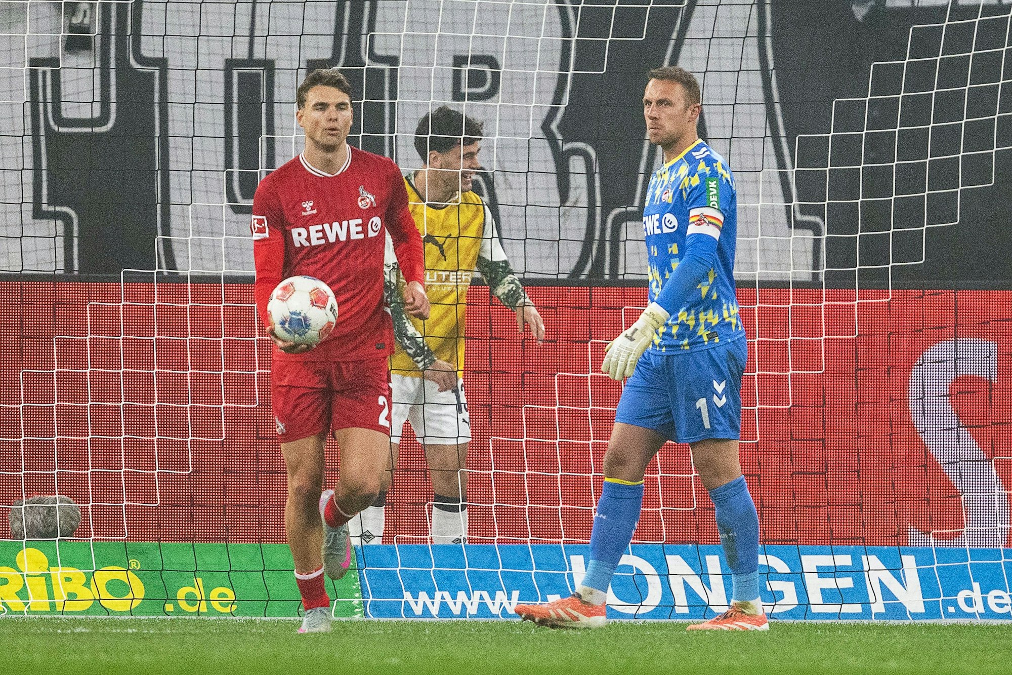 08.11.2025, Nordrhein-Westfalen, Mönchengladbach: Fußball: Bundesliga, Borussia Mönchengladbach - 1. FC Köln, 10. Spieltag, Stadion im Borussia-Park. Joël Schmied (l, 1. FC Köln) und Torwart Marvin Schwäbe (1. FC Köln) reagieren nach Gladbachs Tor zum 3:0. Foto: David Inderlied/dpa - WICHTIGER HINWEIS: Gemäß den Vorgaben der DFL Deutsche Fußball Liga bzw. des DFB Deutscher Fußball-Bund ist es untersagt, in dem Stadion und/oder vom Spiel angefertigte Fotoaufnahmen in Form von Sequenzbildern und/oder videoähnlichen Fotostrecken zu verwerten bzw. verwerten zu lassen. +++ dpa-Bildfunk +++