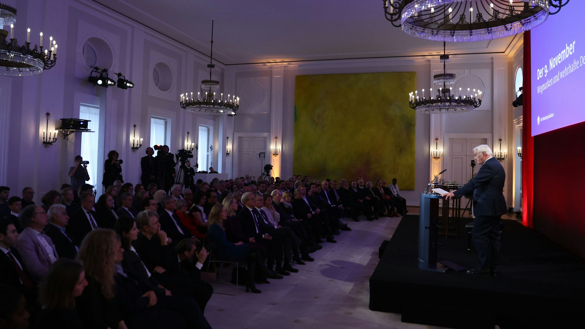09.11.2025, Berlin: Bundespräsident Frank-Walter Steinmeier hält am Jahrestag des Mauerfalls 1989, des antijüdischen Pogroms der Nazis 1938 und der Ausrufung der Republik nach dem Ersten Weltkrieg 1918 in seiner Residenz Schloss Bellevue in Berlin, Deutschland, eine Rede über aktuelle Gefahren für die Demokratie. Foto: Maryam Majd/Pool AP/dpa +++ dpa-Bildfunk +++