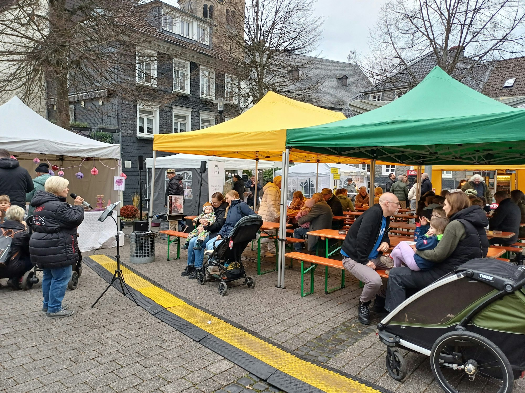 Alex Seebald singt Martinslieder auf dem Burscheider Marktplatz.