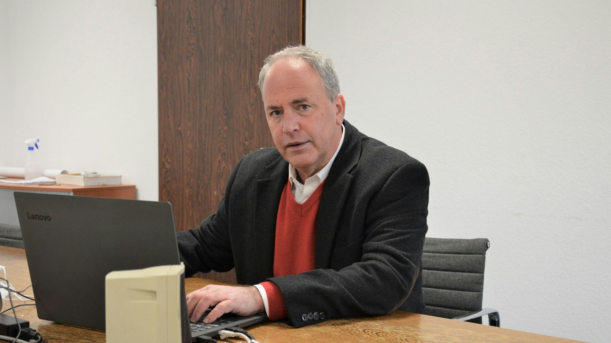 Das Bild zeigt Hermann-Josef Esser an einem Laptop.