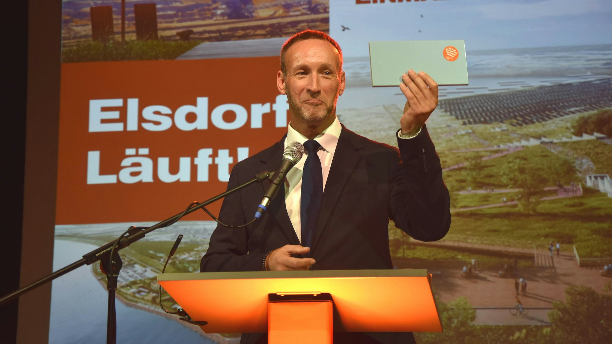 Bürgermeister Andreas Heller setzt in seiner Rede beim Herbstempfang einen Schwerpunkt auf die positive Entwicklung der Stadt und bot gegen Spenden für die Kitas blaue Freibadkacheln an.