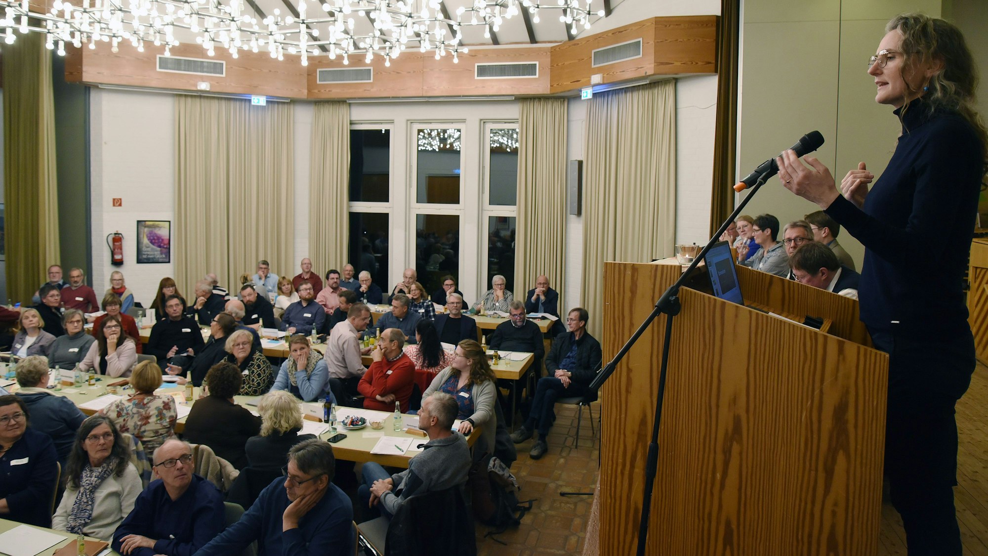 Almut Meyer zu Schwabedissen (rechts am Pult), Expertin für Veränderungsprozesse, sprach am Freitag als Gastrednerin bei der Synode des Evangelischen Kirchenkreises An der Agger zum Thema Exnovation.