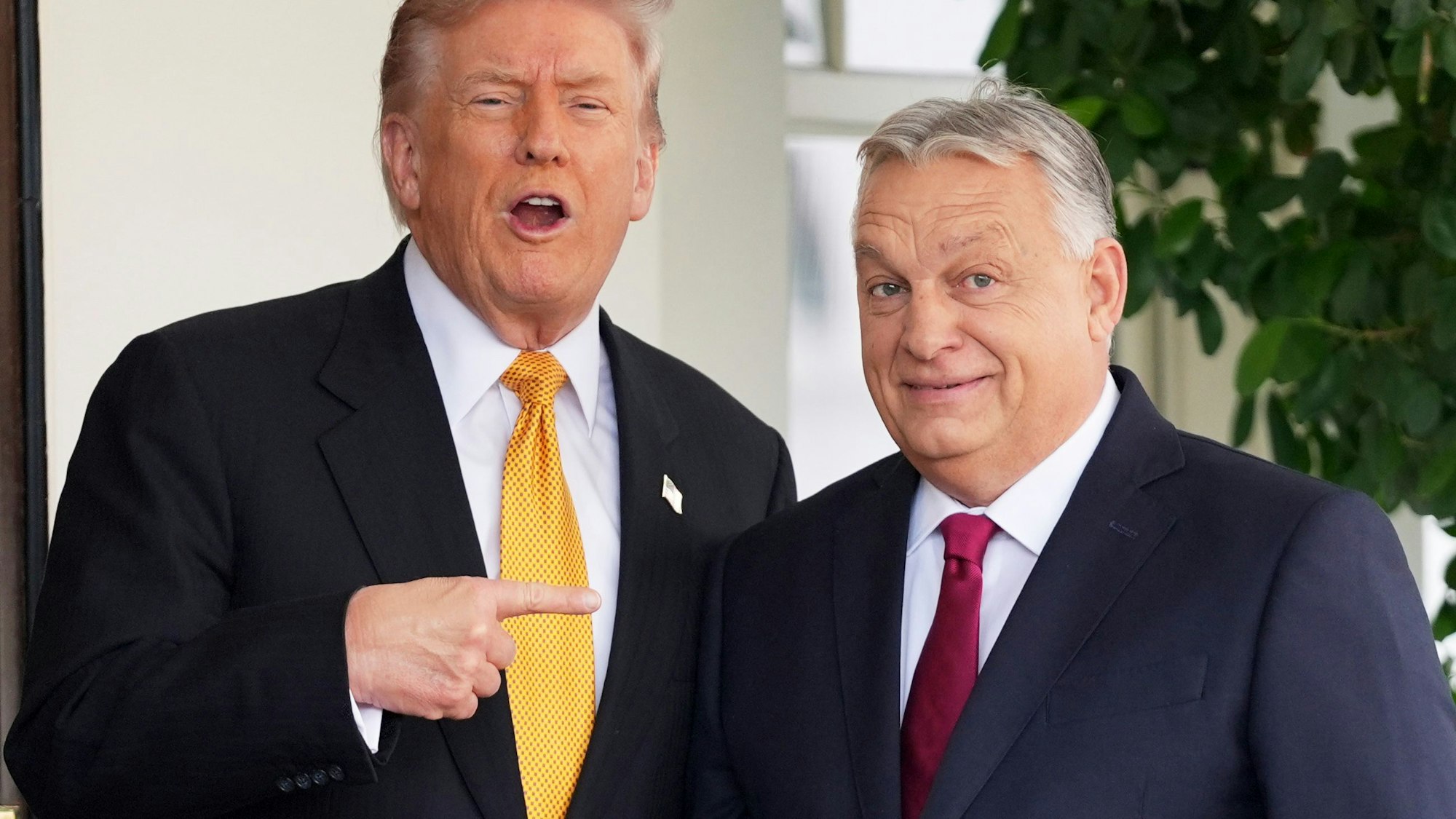 07.11.2025, USA, Washington: US-Präsident Donald Trump (l) begrüßt Ungarns Ministerpräsident Viktor Orban im Weißen Haus. Foto: Evan Vucci/AP/dpa +++ dpa-Bildfunk +++