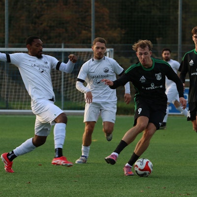 Covenant Smart macht ein langes Bein, doch sein Gegenspieler dreht sich Weg und behauptet den Ball.