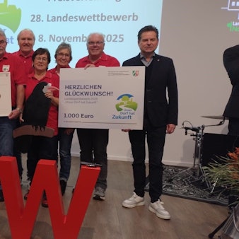Das Bild zeigt die Abordnungen aus Oberwiehl (in rot) und Hülsenbusch mit der NRW-Ministerin Silke Gorißen (links), Oberbergs Landrat Klaus Grootens (Zweiter von links) und Wiehls Bürgermeister Ulrich Stücker (rechts). Auf dem Bild fehlt Heike Brand.