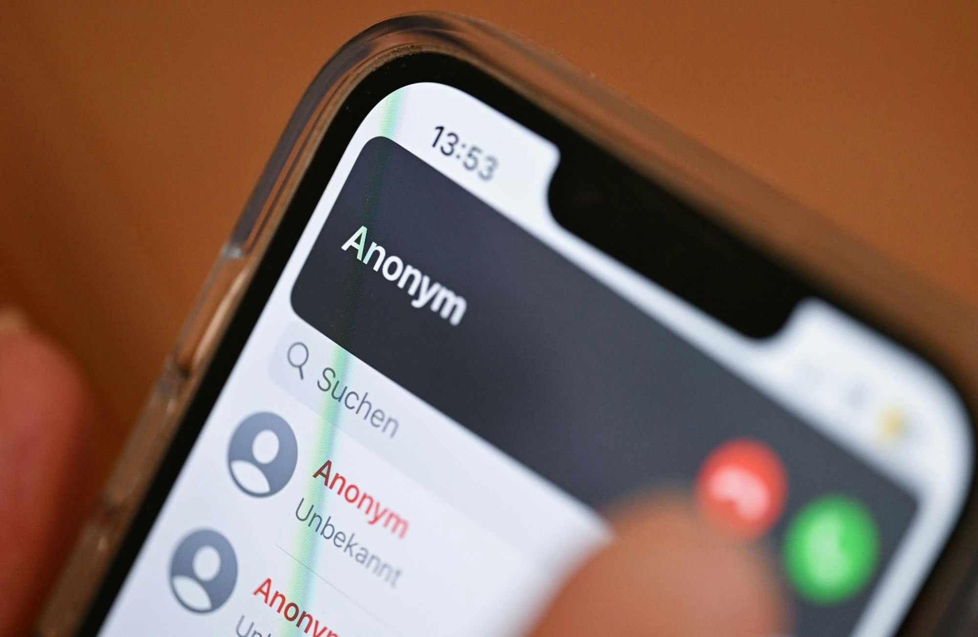 Betrüger rufen gezielt ältere Menschen an und gaukeln Notlagen von ihnen nahestehenden Menschen vor, um an ihr Geld zu kommen. (Symbolbild)