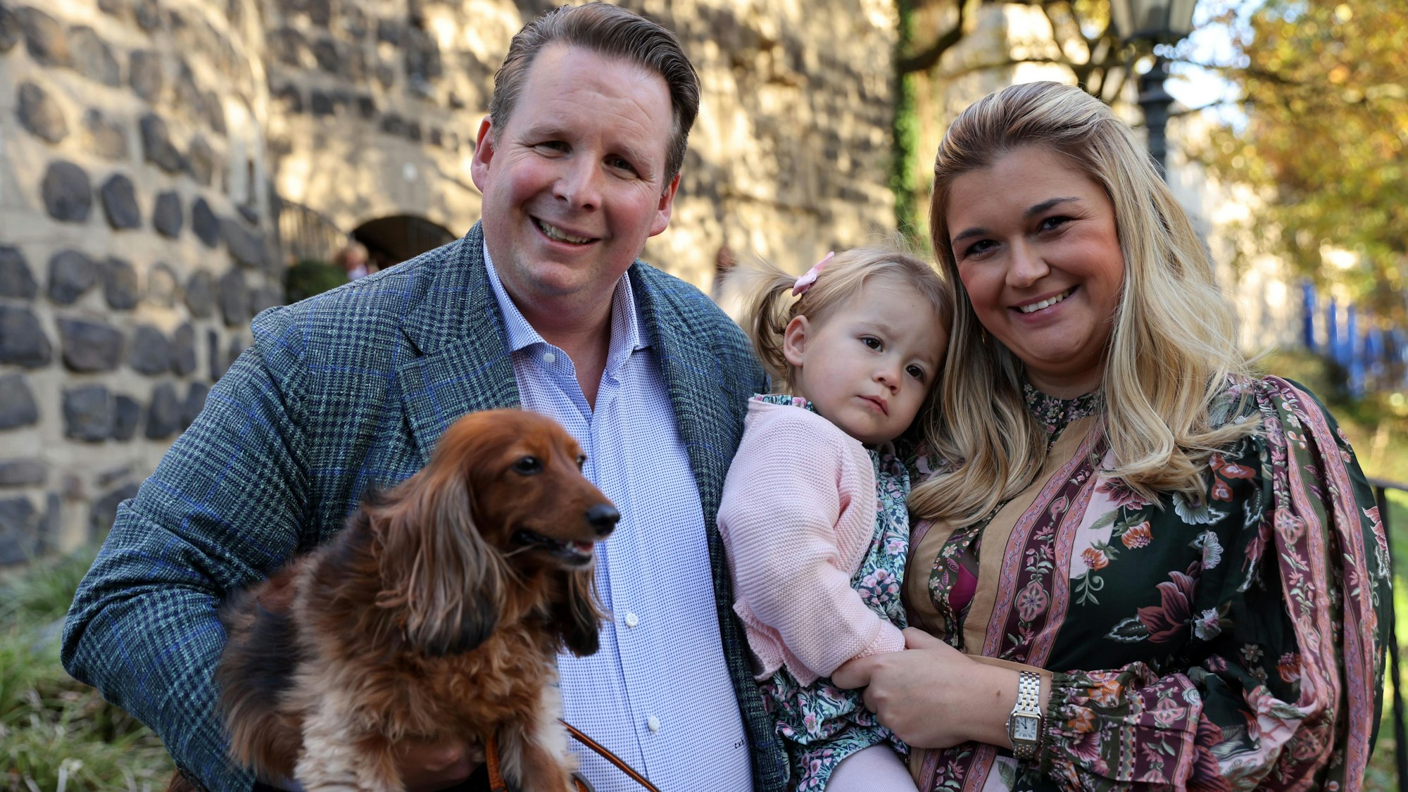 Der designierte Bauer Clemens von Blanckart mit seiner Frau Lara, Tochter Alba und Dackeldame Sissi.