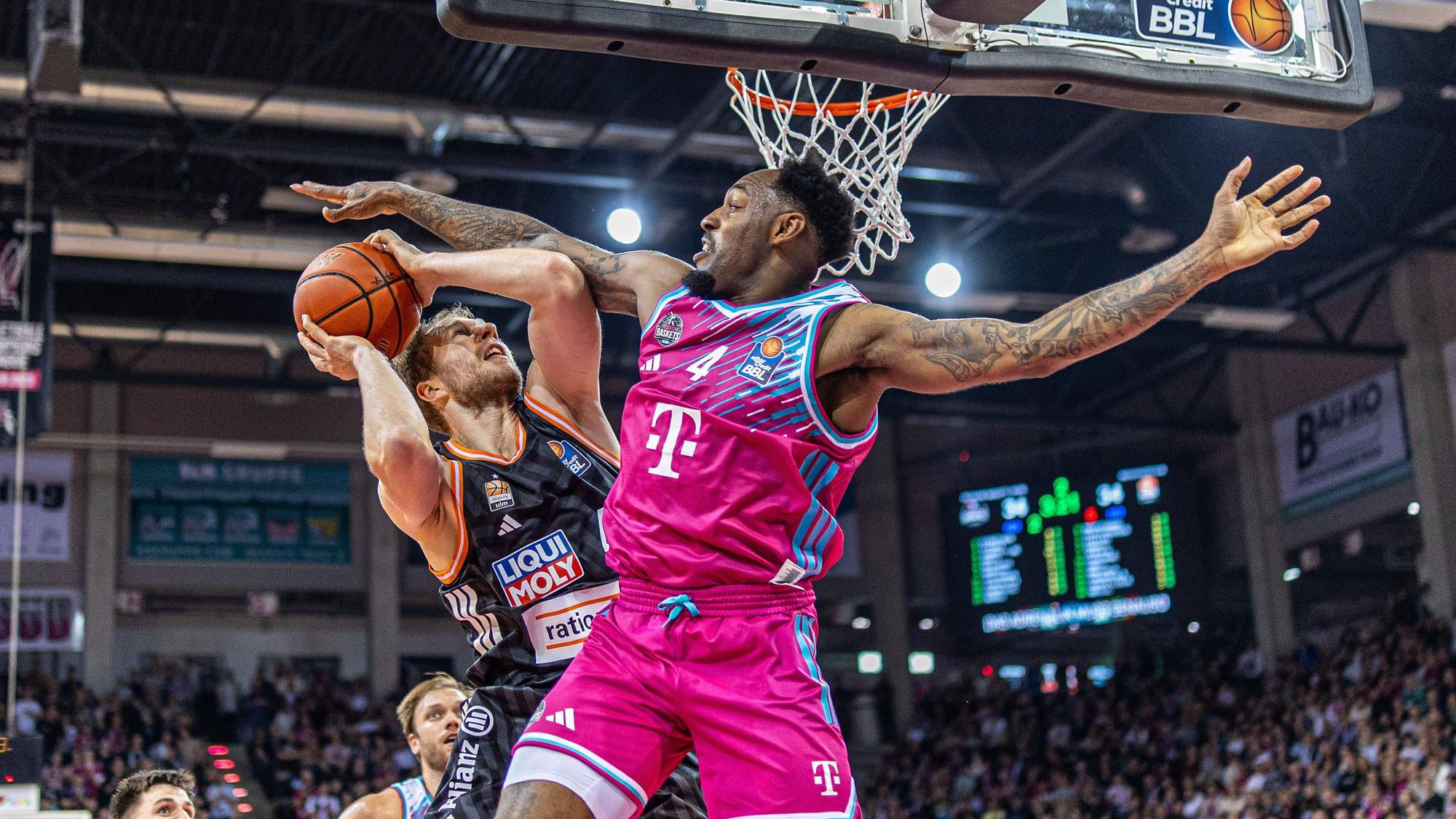 „Not in my house“: Bonns Jeff Garrett räumt Ulms Christian Sengfelder (links) spektakulär ab.
