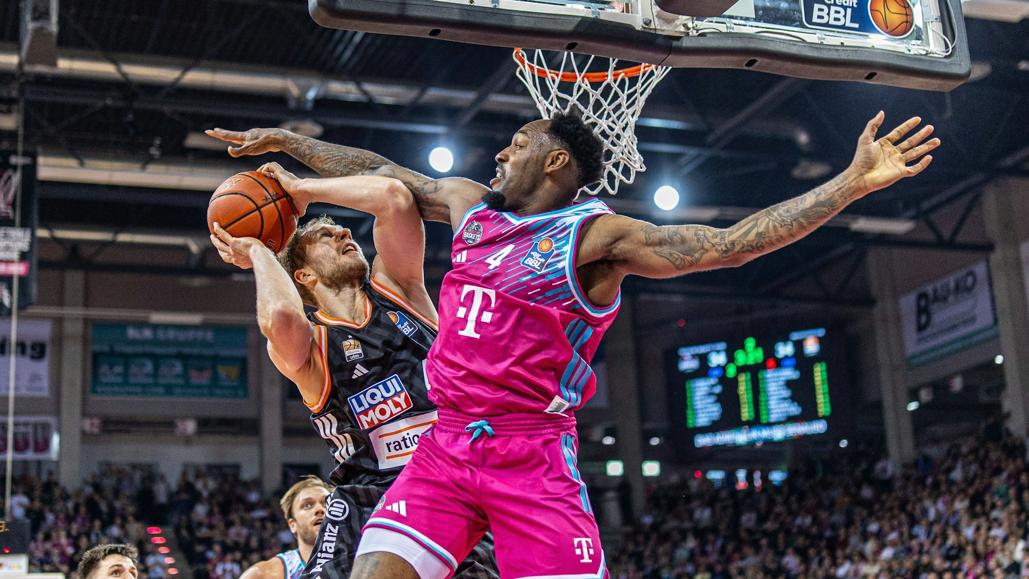 „Not in my house“: Bonns Jeff Garrett räumt Ulms Christian Sengfelder (links) spektakulär ab.