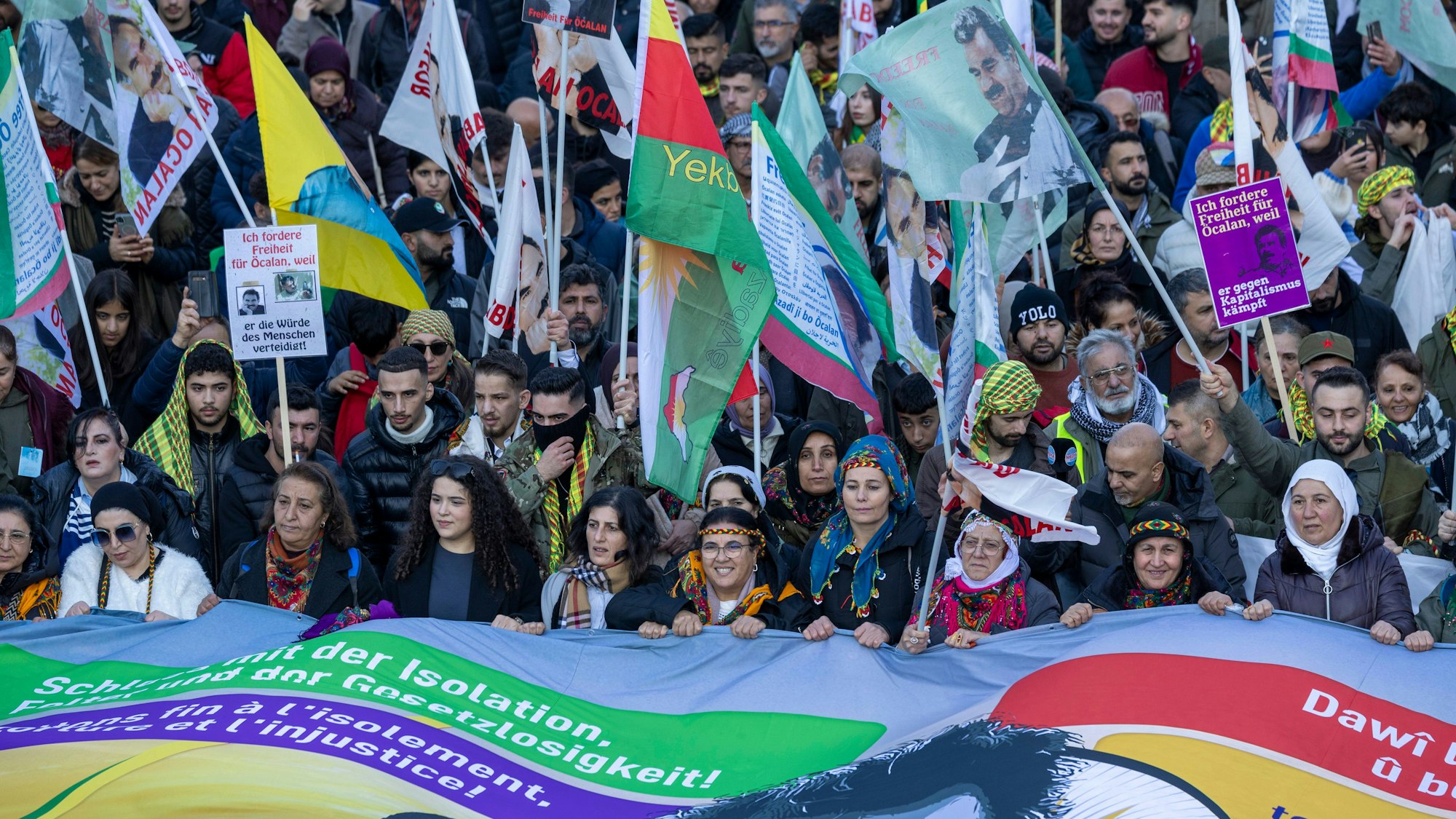 Teilnehmer einer kurdischen Großdemonstration ziehen durch die Innenstadt. Tausende demonstrierten für die Freilassung des PKK-Führers Öcalan.