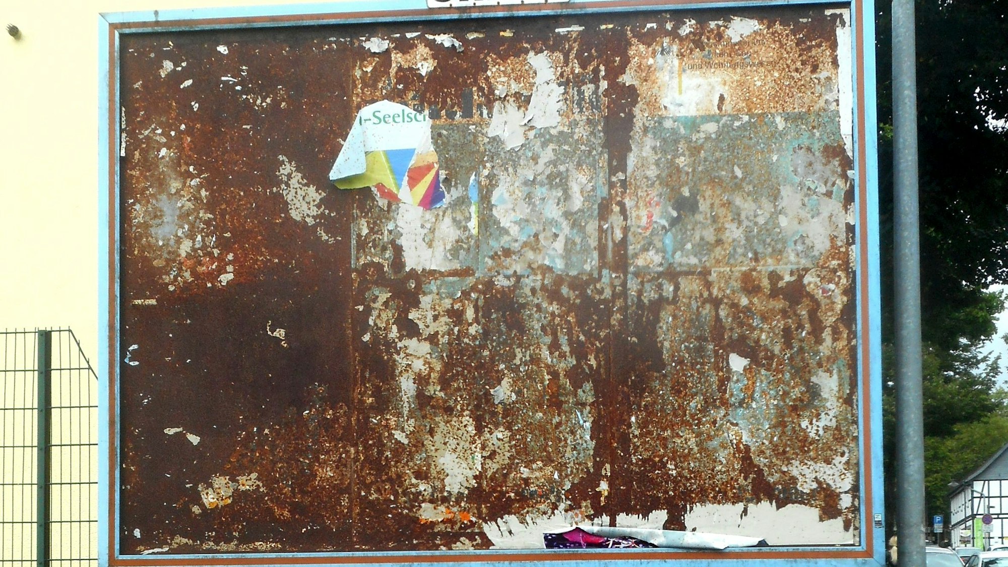 Keine Hinweise: Die Plakate und Flyer an der Infotafel werden häufig heruntergerissen.