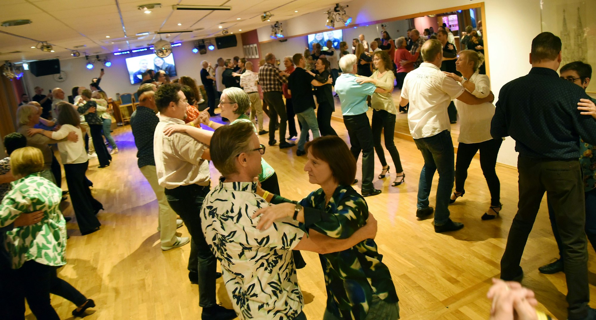 Das Foto zeigt Tanzpaare, die in der Tanzschule Kasel in Engelskirchen am Weltrekordversuch im Bachata-Tanz teilnehmen.