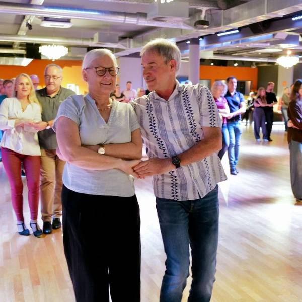 Die Tanzpaare bei der Bachata-Challenge haben sichtlich Spaß.
