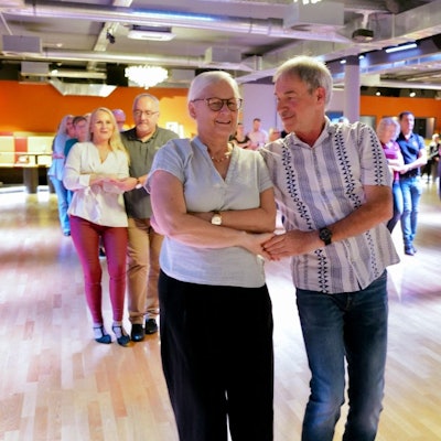 Die Tanzpaare bei der Bachata-Challenge haben sichtlich Spaß.