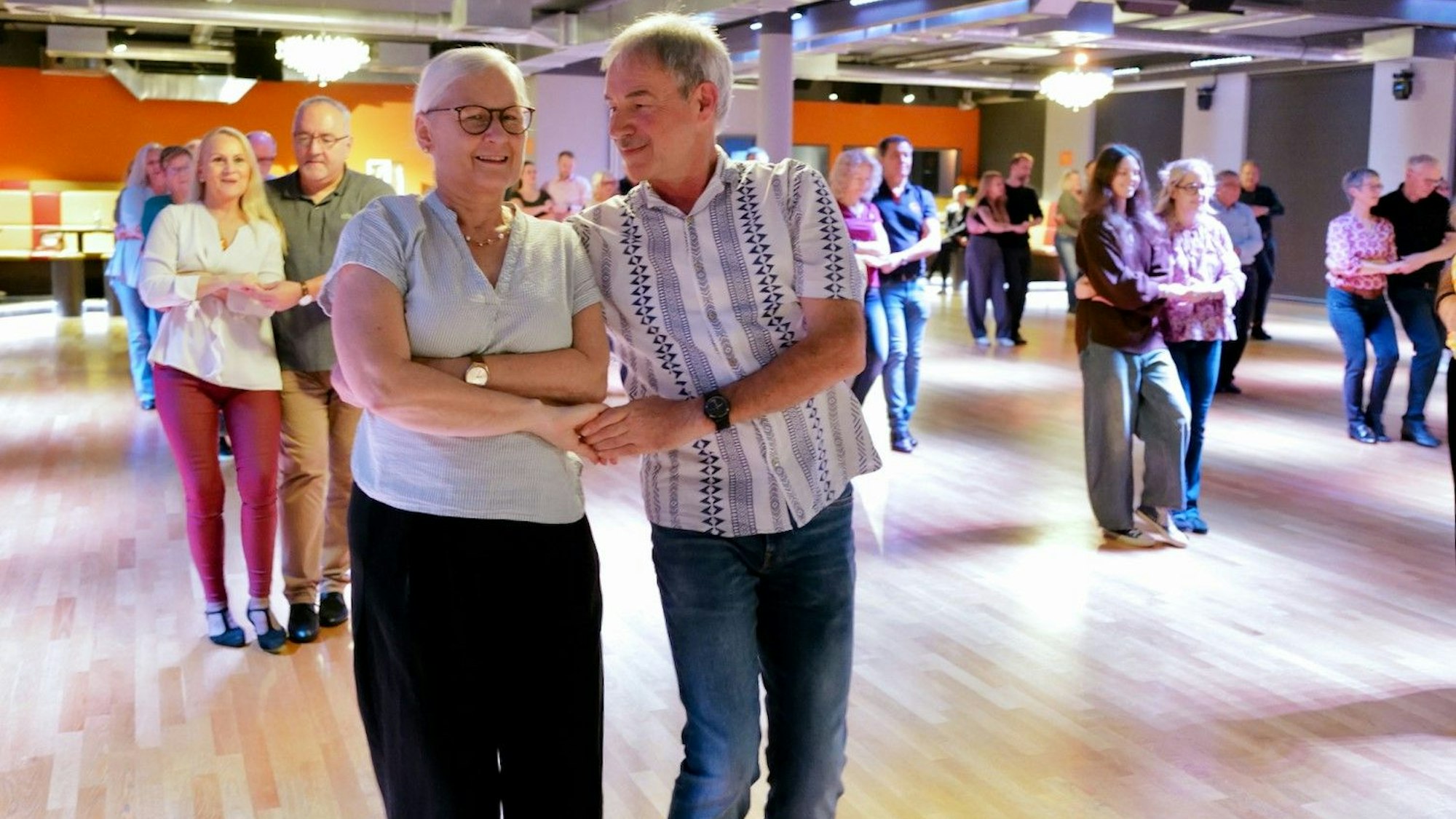 Die Tanzpaare bei der Bachata-Challenge haben sichtlich Spaß.