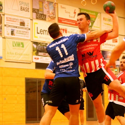 Der Gegenspieler versucht, Julian Gast beim Sprungwurf zu stören.