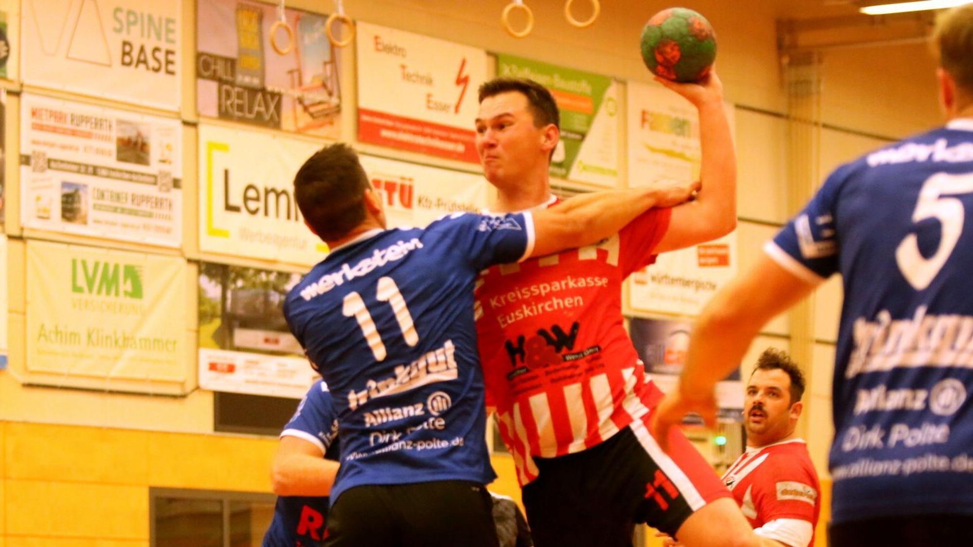 Der Gegenspieler versucht, Julian Gast beim Sprungwurf zu stören.