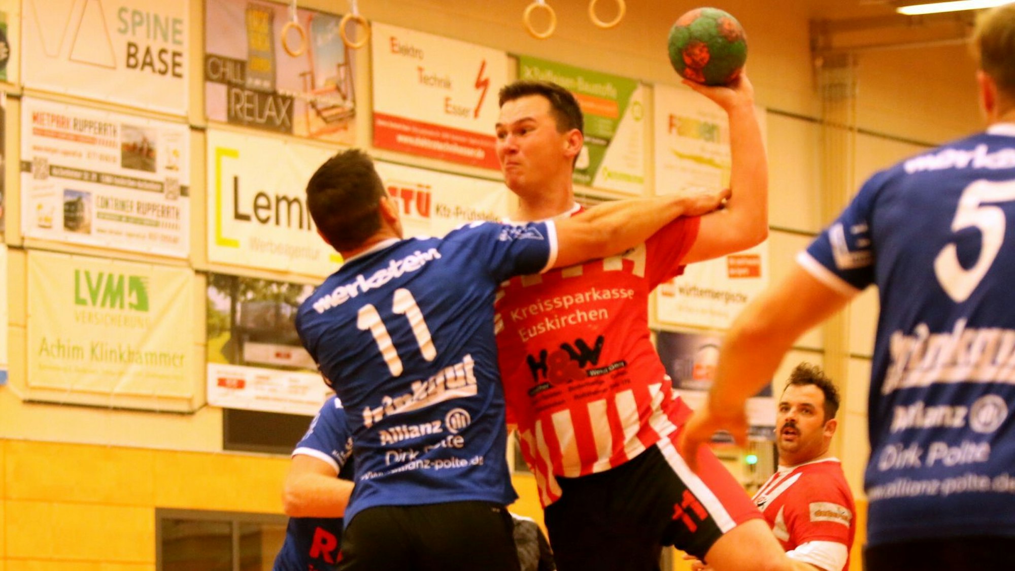 Der Gegenspieler versucht, Julian Gast beim Sprungwurf zu stören.