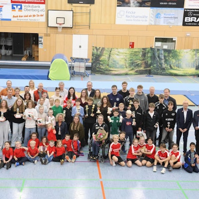 Ein Gruppenbild aller Sportlerinnen und Sportler.