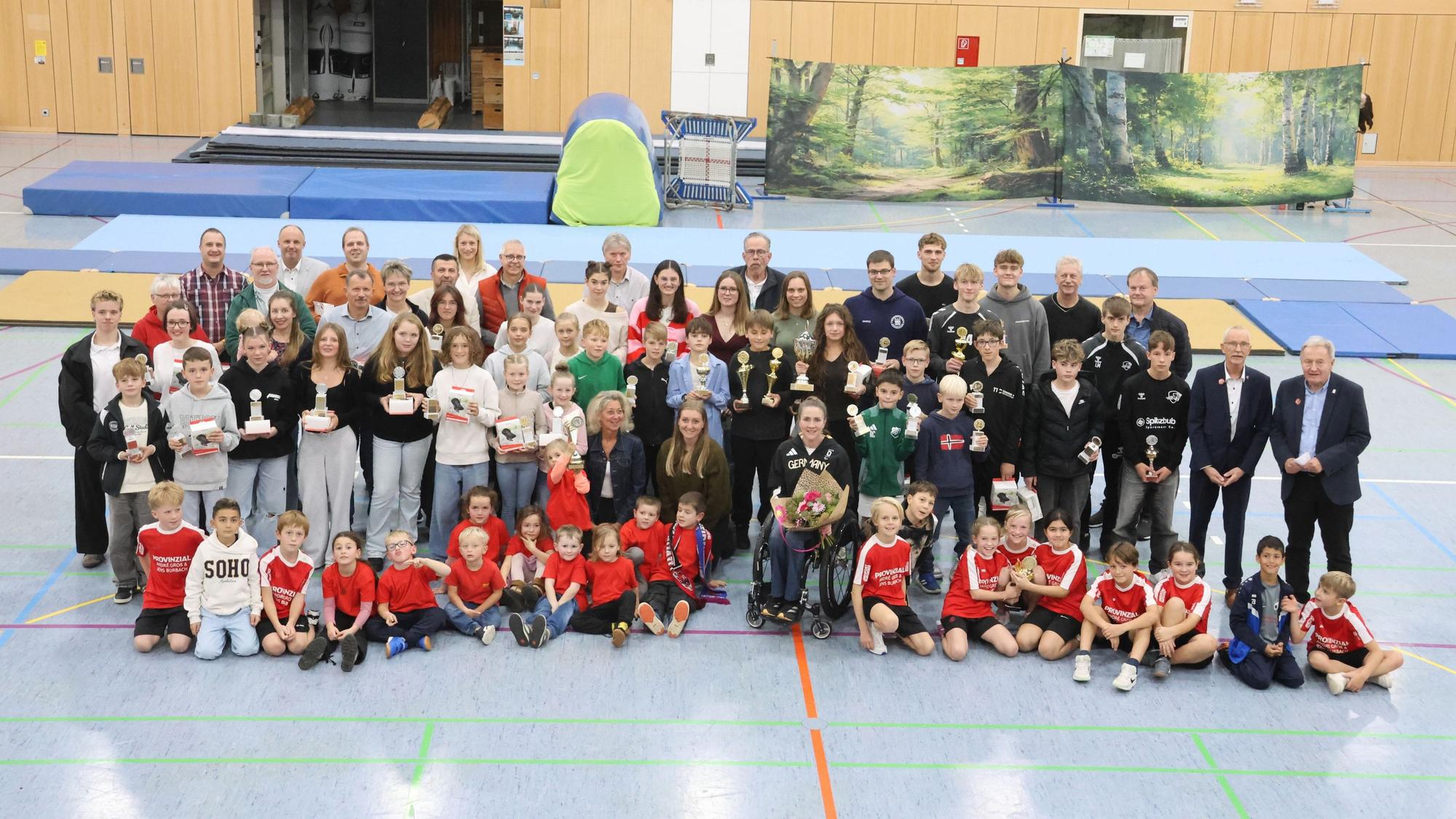 Ein Gruppenbild aller Sportlerinnen und Sportler.