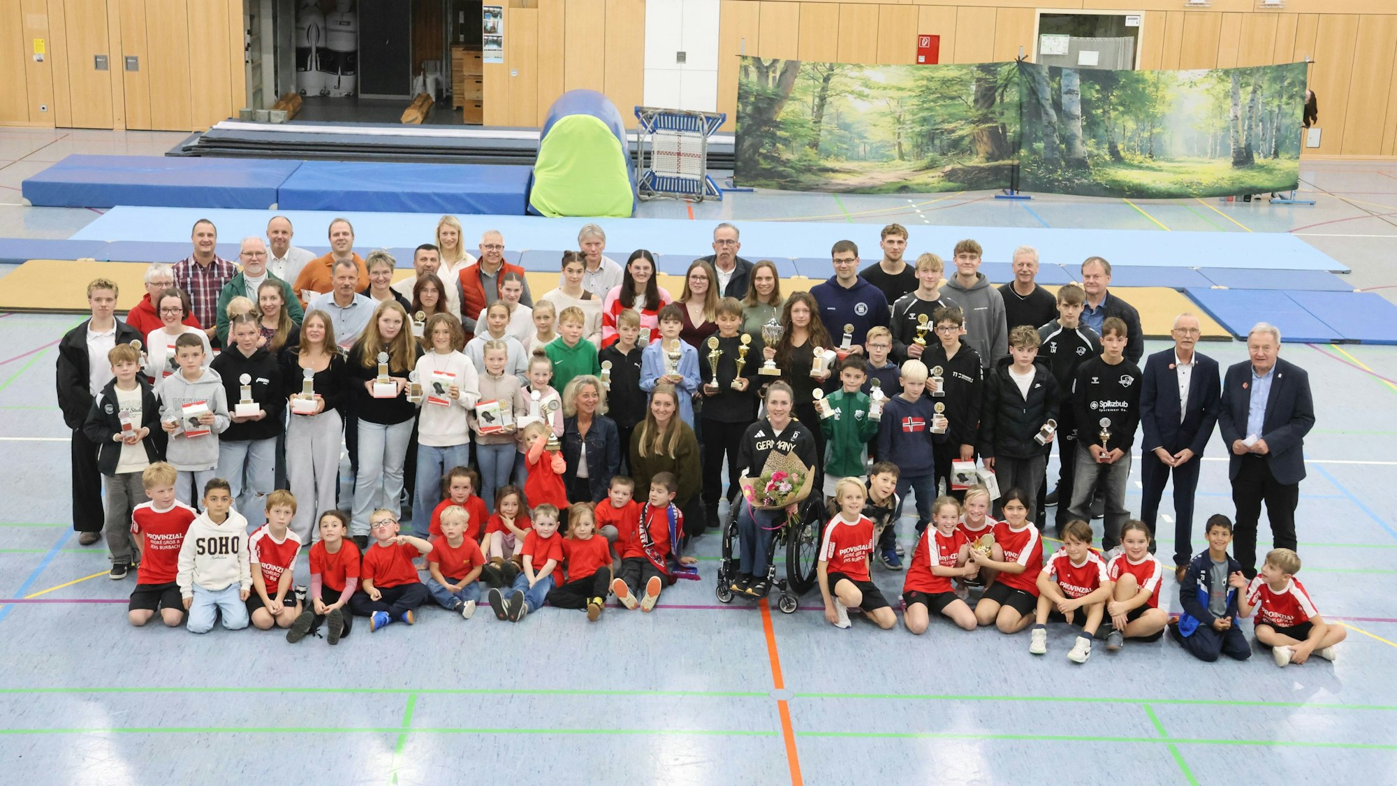 Ein Gruppenbild aller Sportlerinnen und Sportler.