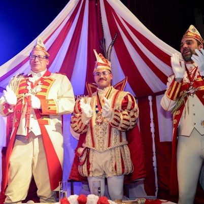 Prinzenproklamation in Sankt Augustin: v.l. Adjutant Dirk Heinig, Prinz Marcel I. Adjutant Rene Sommer.