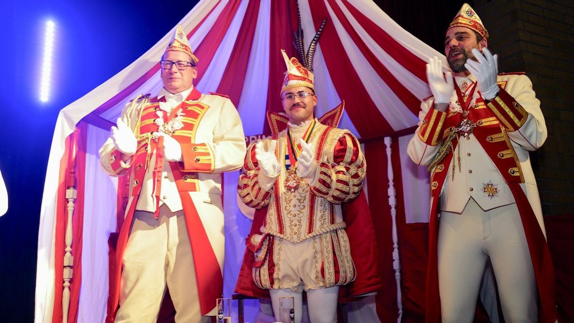 Prinzenproklamation in Sankt Augustin: v.l. Adjutant Dirk Heinig, Prinz Marcel I. Adjutant Rene Sommer.