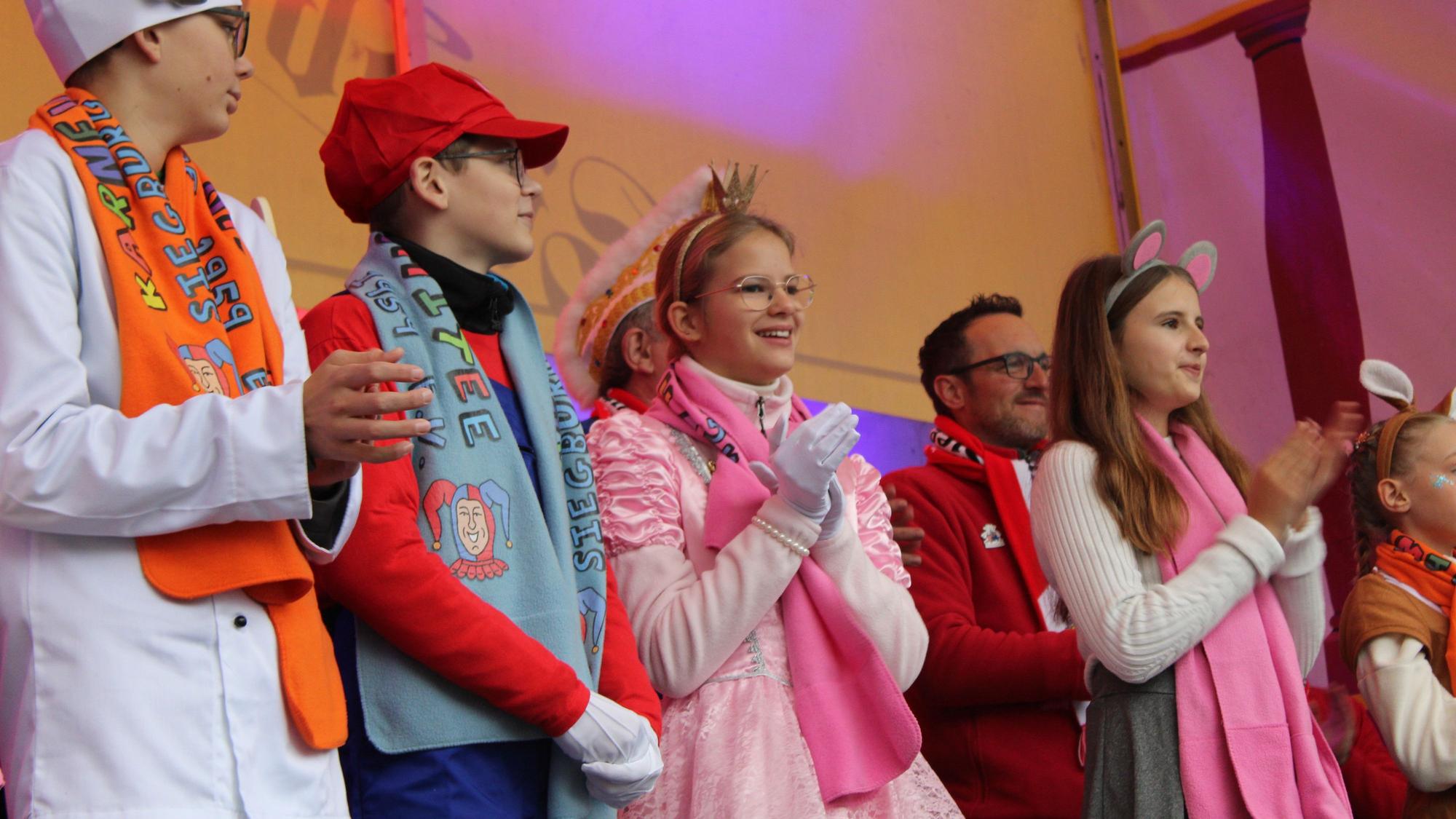 Karneval Saisonauftakt Siegburg: Kinderprinzenpaar Madeleine die 1. und Markus der 3.