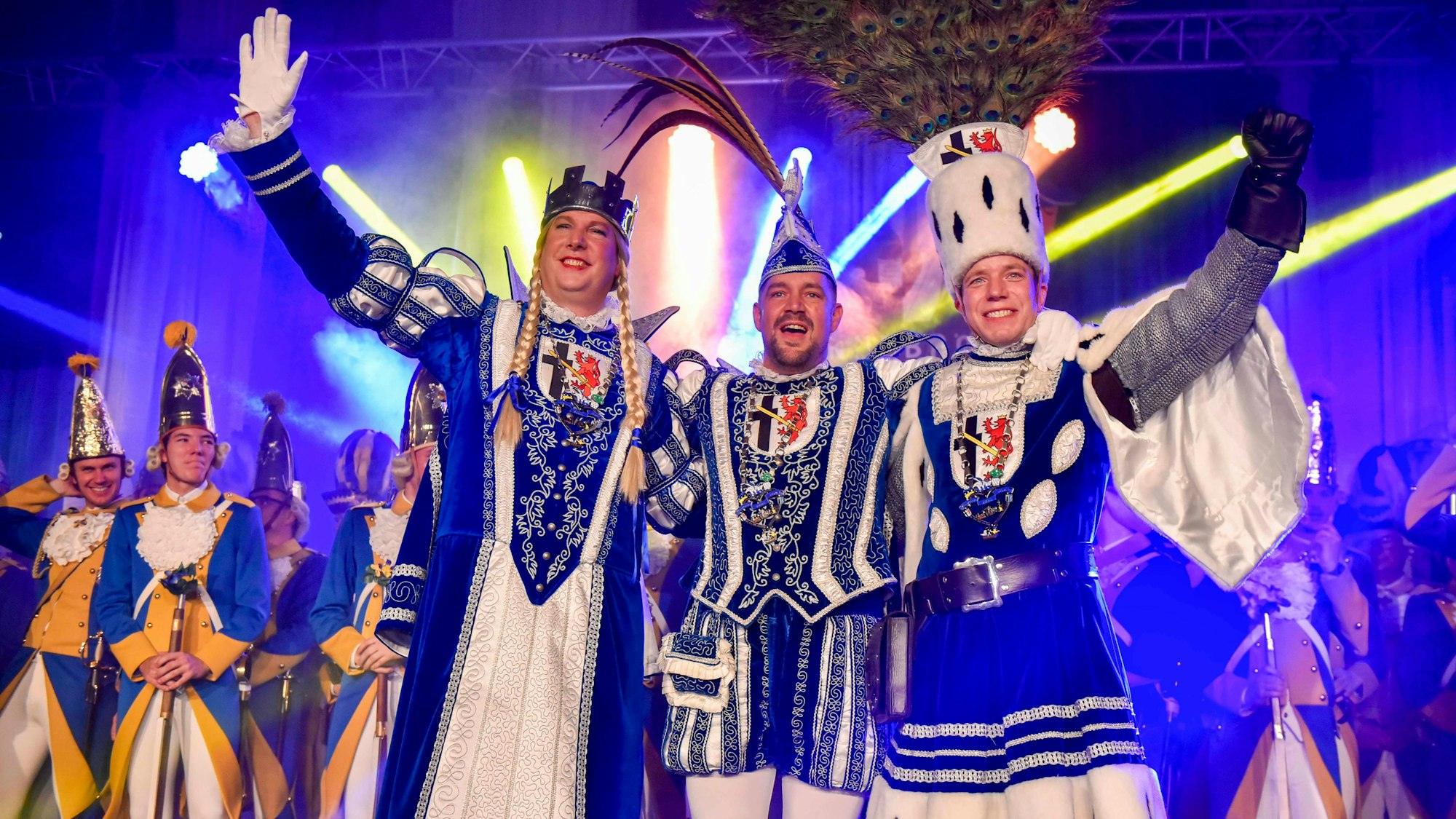 Jungfrau Alexandra (Christian Wendlandt), Prinz Stefan II. (Stefan Faßbender) und Bauer Jürgen (Jürgen Niepenberg) sind das neue Sinnersdorfer Dreigestirn.