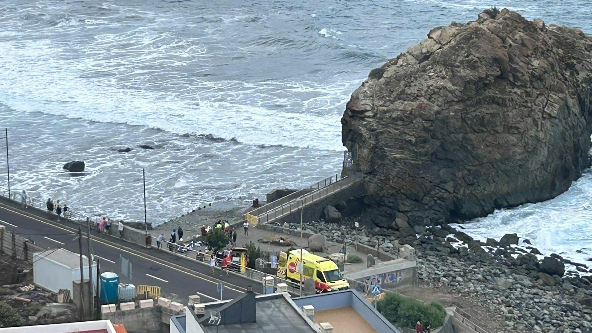 HANDOUT - 08.11.2025, Spanien, Playa del Roque de las Bodegas: Einsatzkräfte stehen beim Strand von Roque de Las Bodegas. Der Rettungsdienst versorgte sechs Menschen, die durch eine Riesenwelle verletzt wurden. Foto: 112 Canarias/dpa - ACHTUNG: Nur zur redaktionellen Verwendung im Zusammenhang mit der aktuellen Berichterstattung und nur mit vollständiger Nennung des vorstehenden Credits +++ dpa-Bildfunk +++