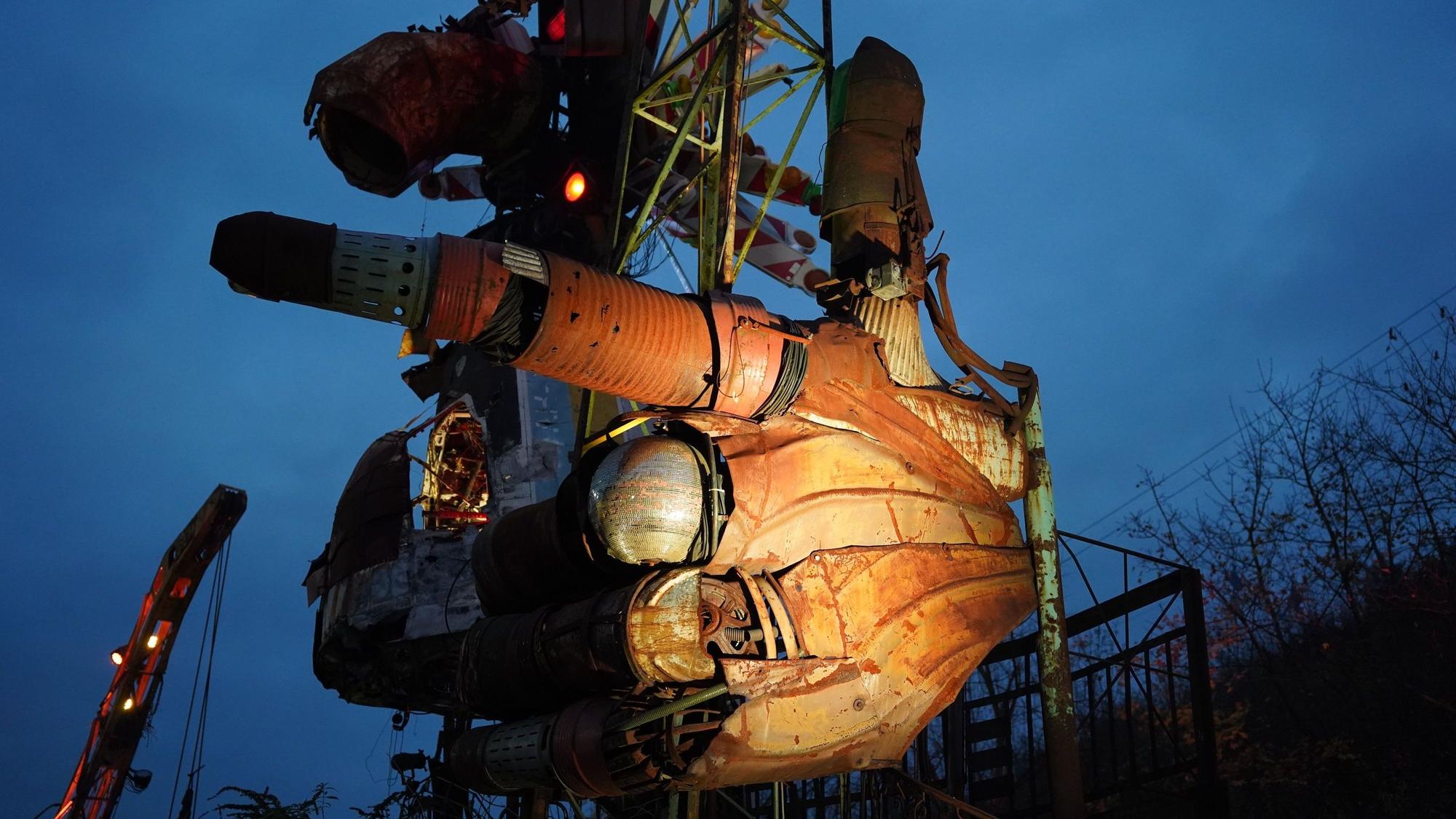 Zu sehen ist eine überdimensionale Metallhand.