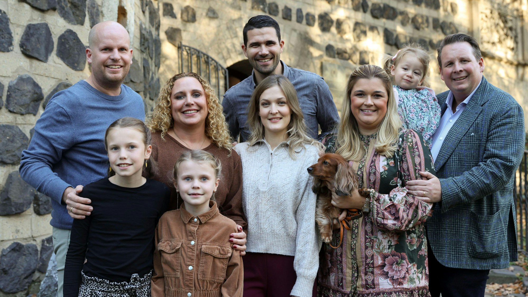 Großer Rückhalt der Familien: Das designierte Dreigestirn vor dem Prinzen-Turm der Prinzen-Garde.