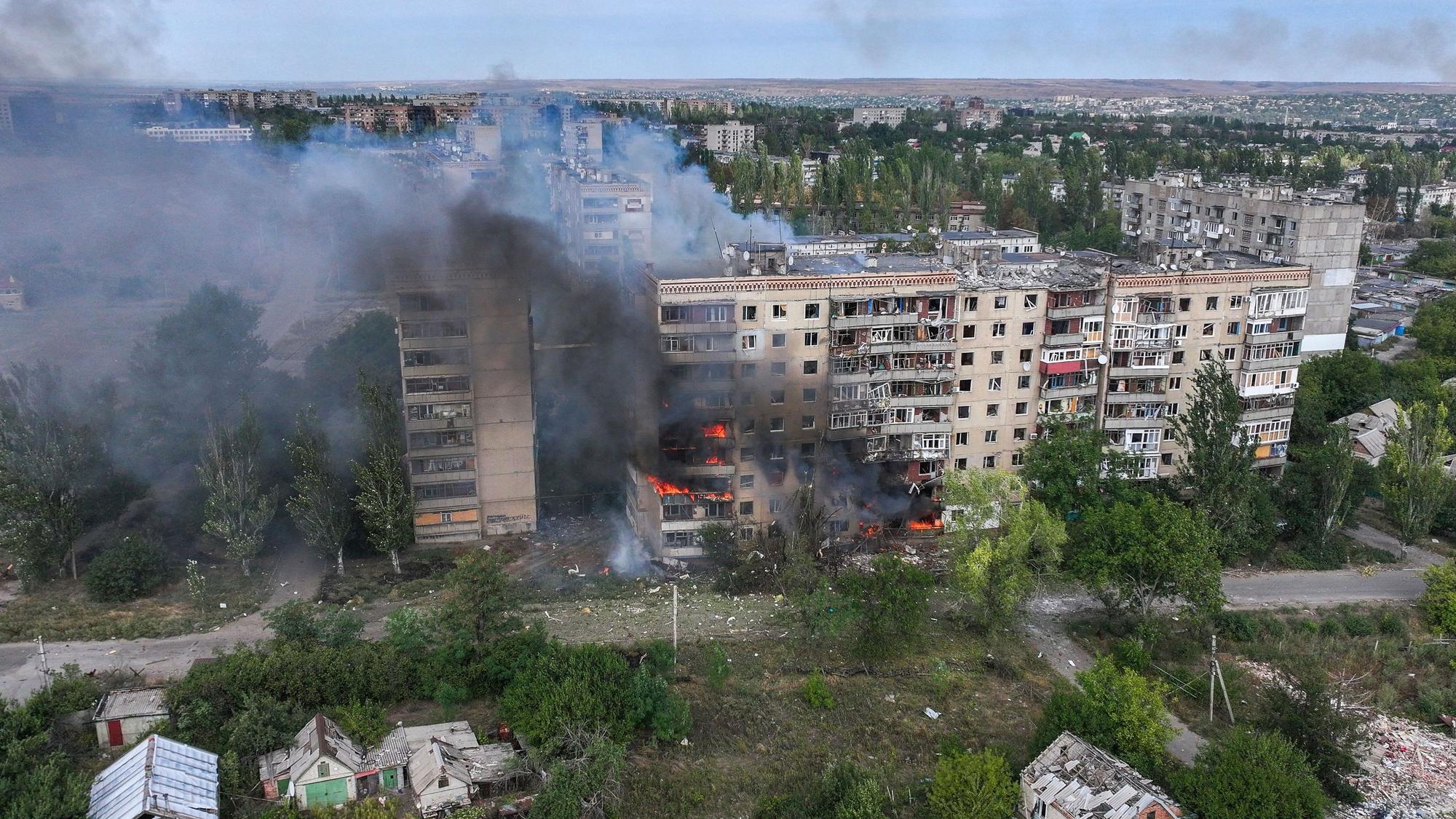 Ein Wohnhaus nach einem russischen Luftangriff in Kostjantyniwka in der ukrainischen Region Donezk. Dort ist auch ein Auto mit Journalisten von einer Drohne angegriffen worden.