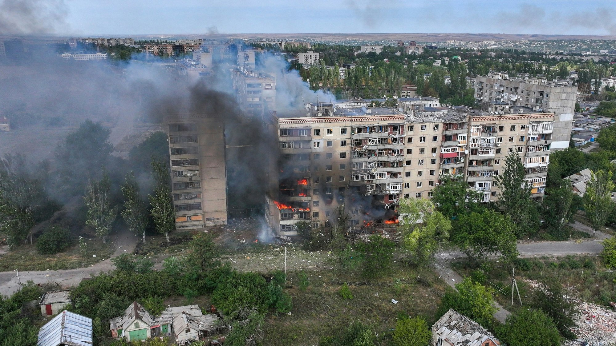Ein Wohnhaus nach einem russischen Luftangriff in Kostjantyniwka in der ukrainischen Region Donezk. Dort ist auch ein Auto mit Journalisten von einer Drohne angegriffen worden.