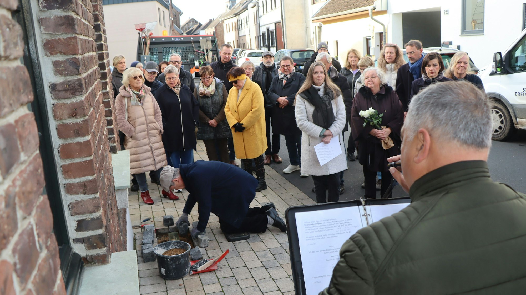 Ein Mann spricht vor etwa 25 Menschen.