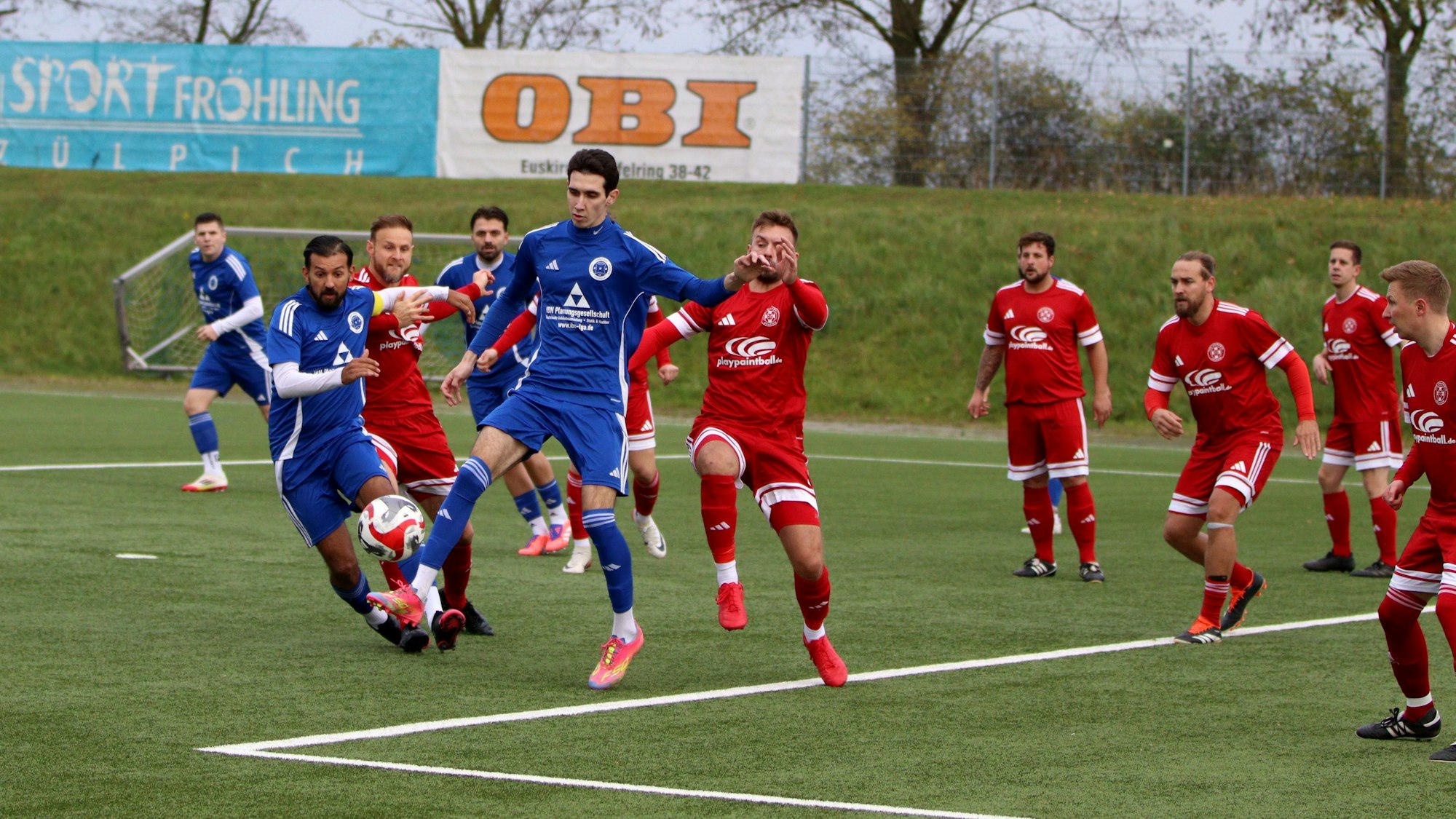 Nach einem Eckball ist Vladyslav Shukhovtsev vor Mit- und Gegenspielern am Ball.