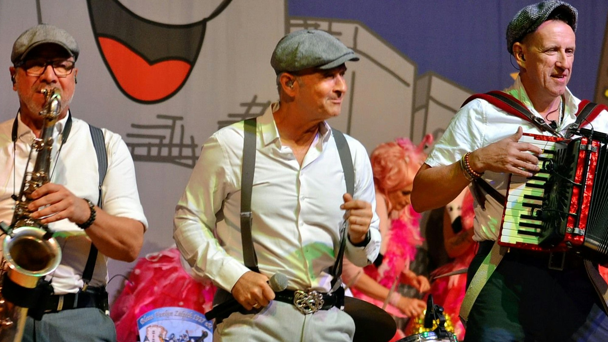 Drei Musiker der Band Klüngelköpp in Aktion.