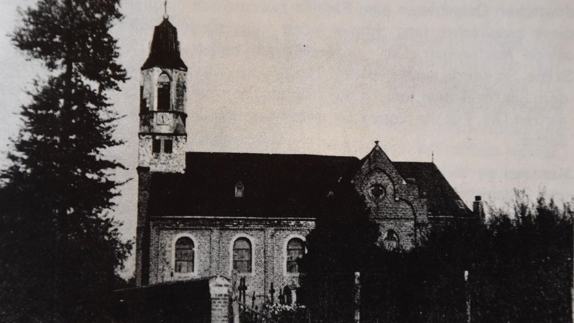 Das Bild zeigt den zerstörten Kirchturm nach Artillerieangriffen.